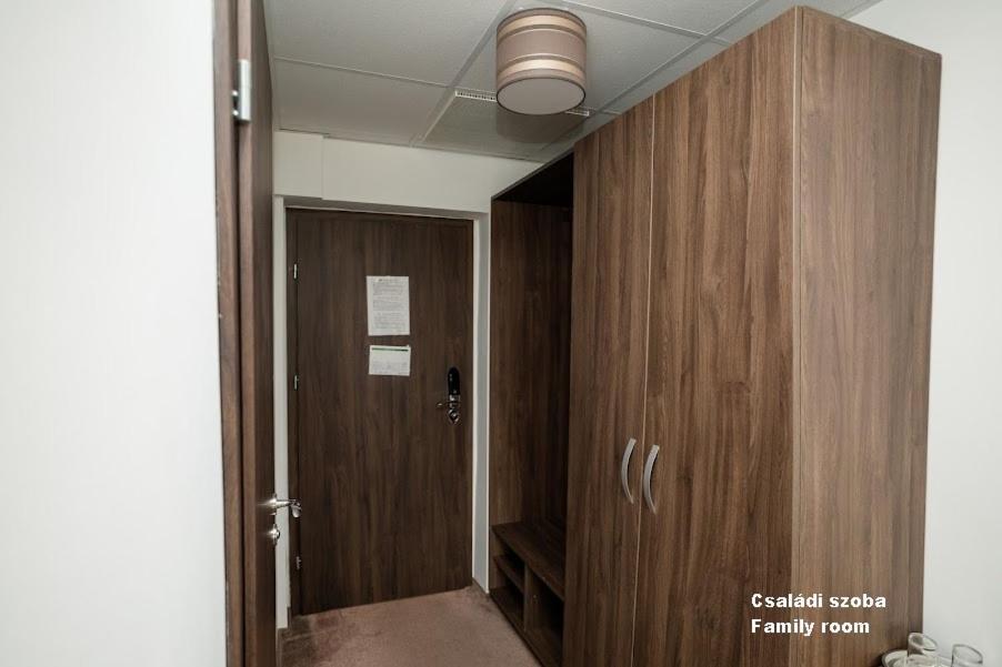 Hotel Irisz Nyíregyháza 外观 照片