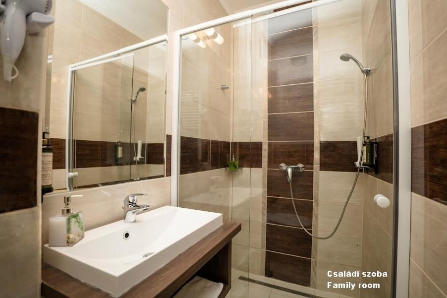 Hotel Irisz Nyíregyháza 外观 照片